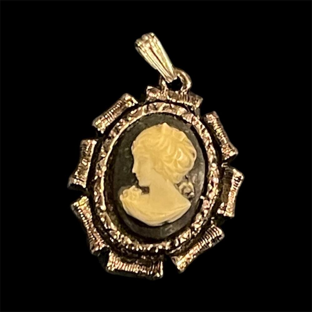 Cameo pendent